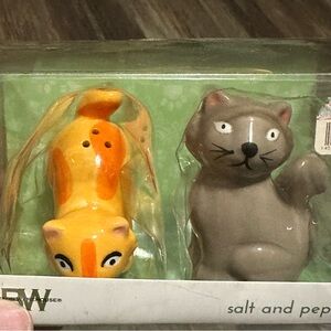 Boston Warehouse kitty cats salt and pepper shakers set NIB